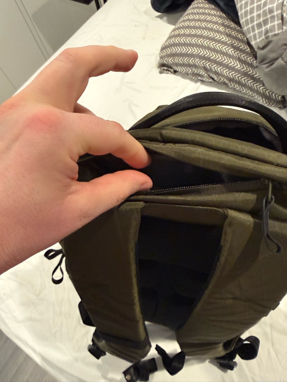 Able Carry Olive Green Daily plus 21L Backpack - Picture 7 of 12